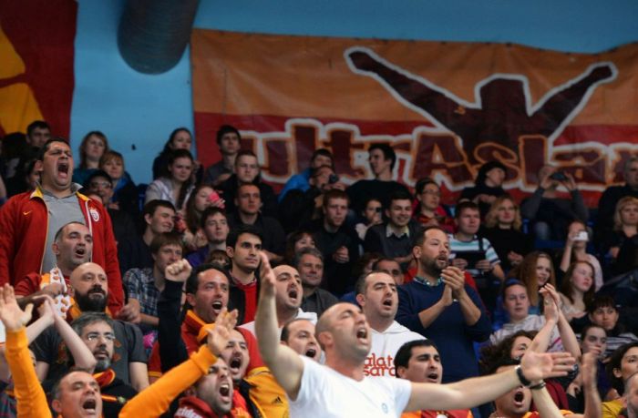 Неспортивное поведение турецких болельщиков на матче «Динамо» - «Галатасарай» (3 фото + видео)