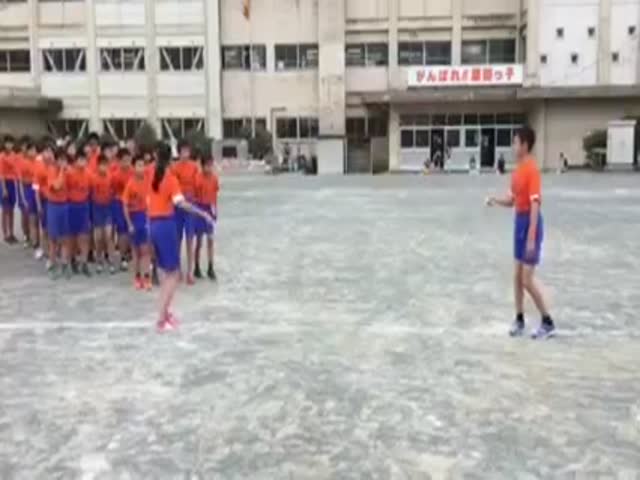 Групповые прыжки через скакалку в японской школе