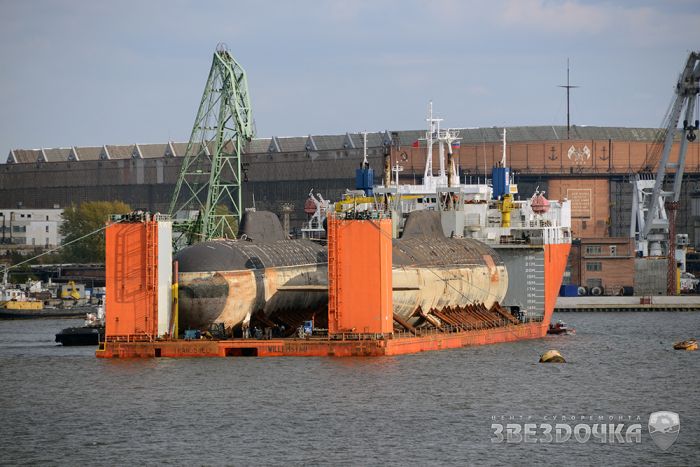 Перевозка подводных лодок на корабле (27 фото)