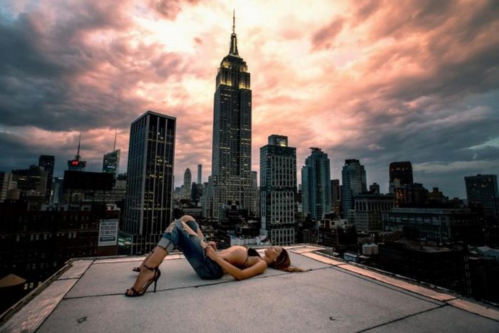 «Красавица и Нью-Йорк» - зрелищный фотосет на крышах небоскребов (23 фото)