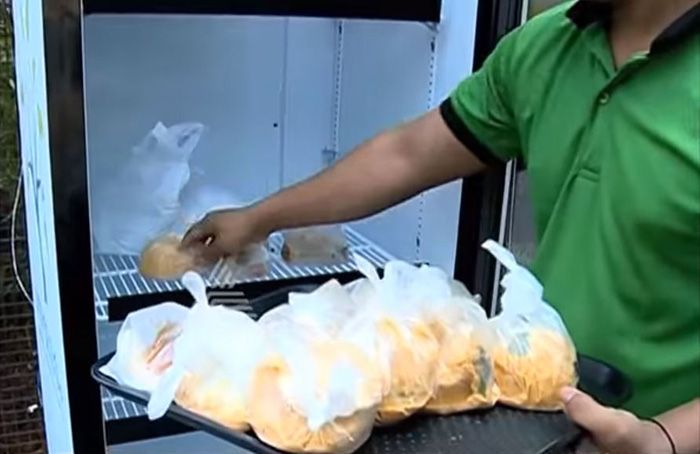 Хозяйка индийского ресторана кормит голодных людей оставшейся едой (7 фото)