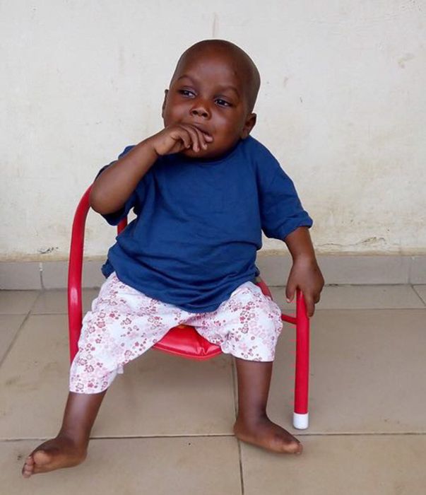 Бездомный мальчик, страдавший от недоедания, пошел на поправку (10 фото)