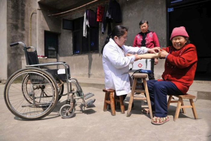 Сельский доктор без ног сносила 30 табуреток за 15 лет (13 фото)