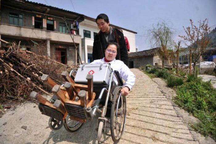 Сельский доктор без ног сносила 30 табуреток за 15 лет (13 фото)
