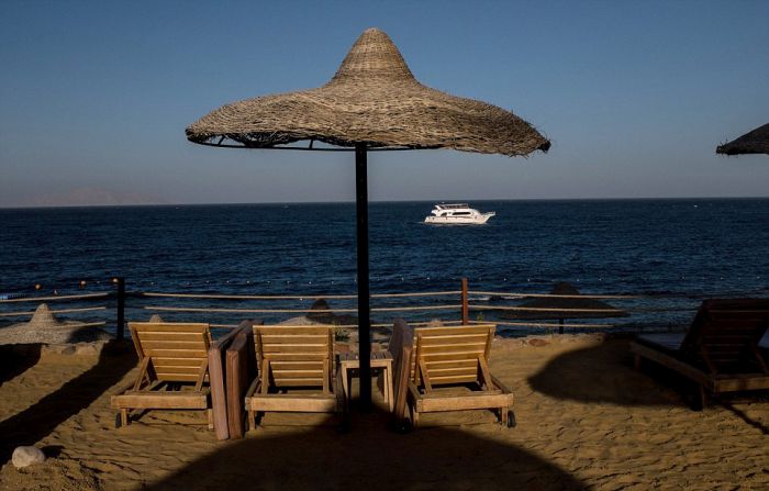 Опустевшие отели и пляжи Шарм-эль-Шейха (22 фото)