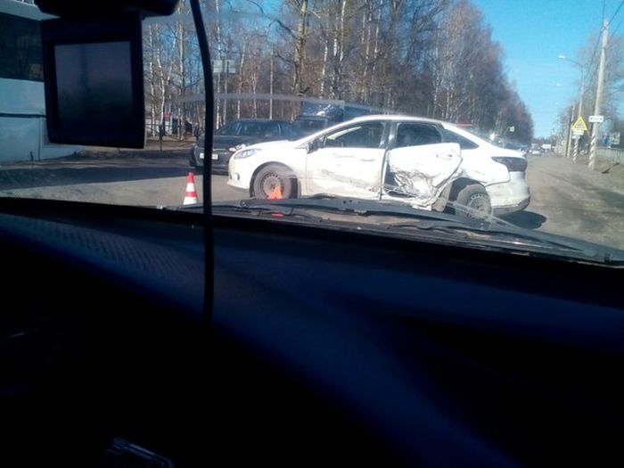 В Кировске пьяный водитель Renault Duster устроил серьезное ДТП (5 фото + видео)