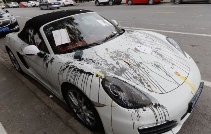 Китайцы отомстили владельцу спорткара за неправильную парковку (5 фото)