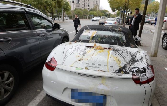 Китайцы отомстили владельцу спорткара за неправильную парковку (5 фото)