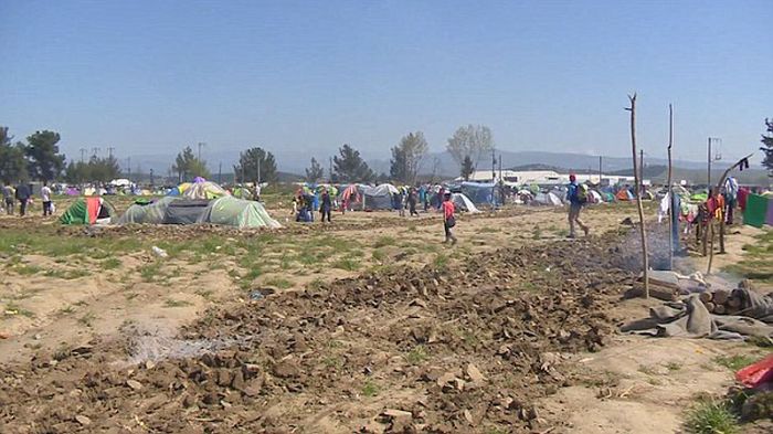 В Греции фермер разрушил лагерь для беженцев, обустроенный на его земле (9 фото + видео)