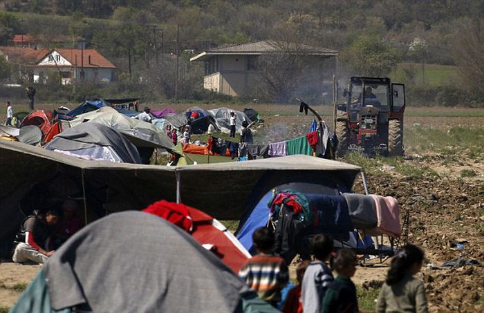 В Греции фермер разрушил лагерь для беженцев, обустроенный на его земле (9 фото + видео)