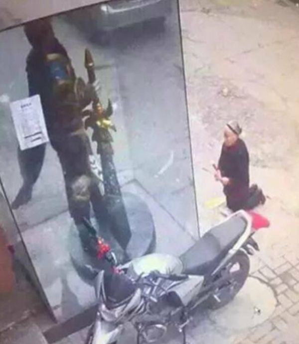 В Китае пенсионерка помолилась перед статуей героя компьютерной игры (4 фото)