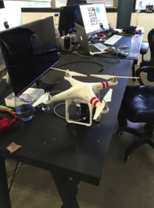 Потерявший контроль дрон залетел в квартиру (3 фото + видео)