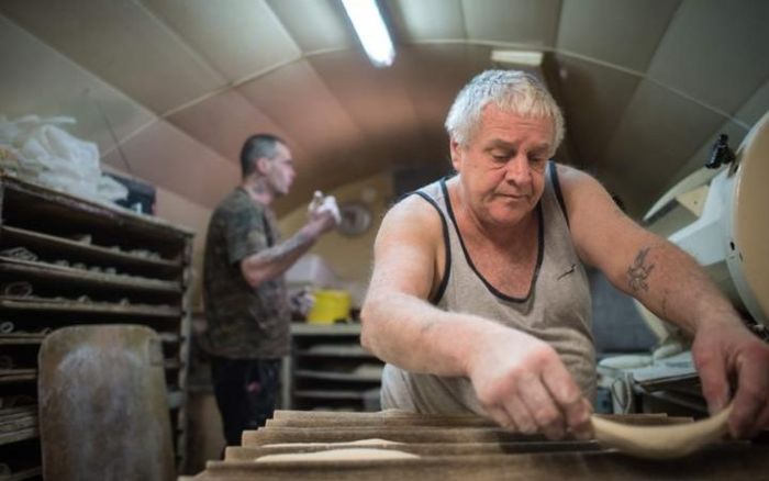 Во Франции мужчина продал свою пекарню бездомному за 1 евро (11 фото)