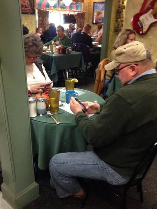 Люди старшего поколения и современные телефоны (18 фото)