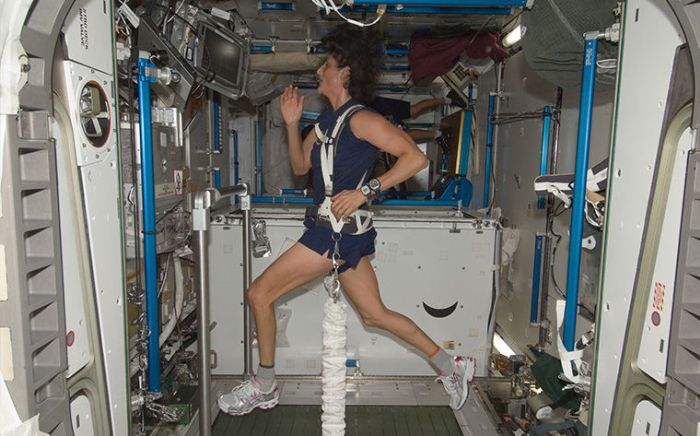 Чего нельзя сделать на борту МКС (8 фото)
