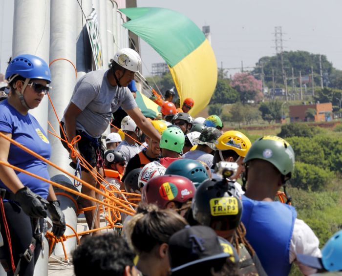 Бразильские экстремалы попытались совершить самый массовый прыжок в роупдажмпинге (8 фото)