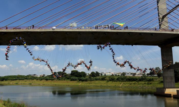 Бразильские экстремалы попытались совершить самый массовый прыжок в роупдажмпинге (8 фото)