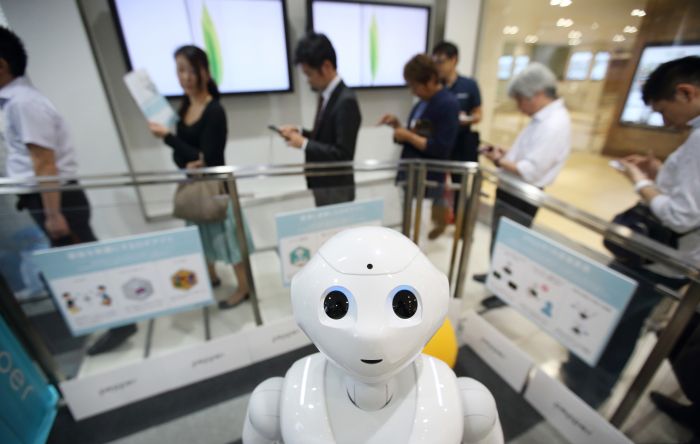 В Японии говорящего робота-гуманоида приняли в школу (5 фото + видео)