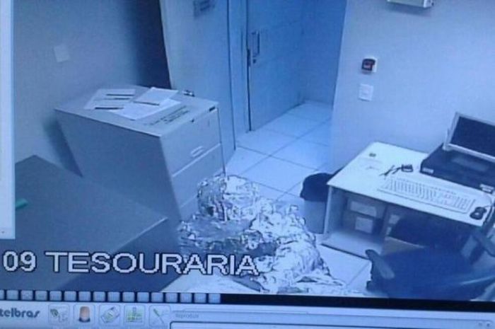 В Бразилии грабители обошли систему безопасности банка, обернувшись в фольгу (3 фото)