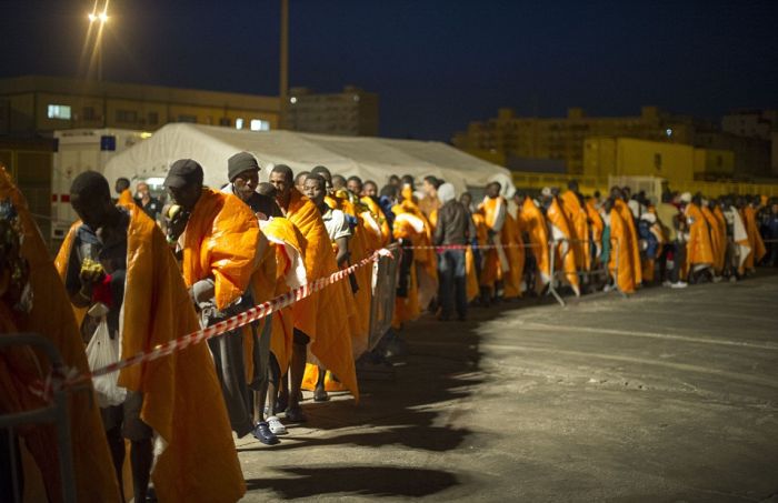 Беженцы стали массово прибывать на Сицилию (26 фото)