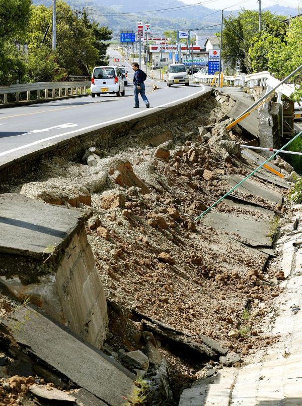В Японии произошло крупнейшее за последние 5 лет землетрясение (15 фото + 2 видео)