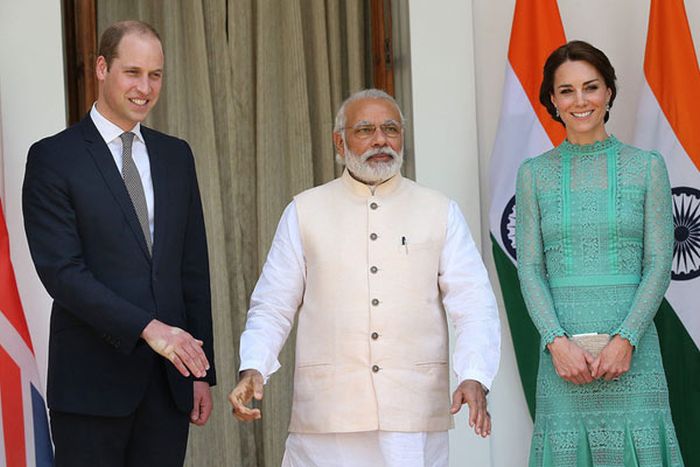Последствия рукопожатия принца Уильяма и премьер-министра Индии Нарендра Моди (3 фото)