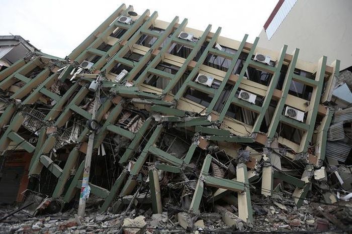 Страшные последствия сильнейшего землетрясения в Эквадоре (25 фото)