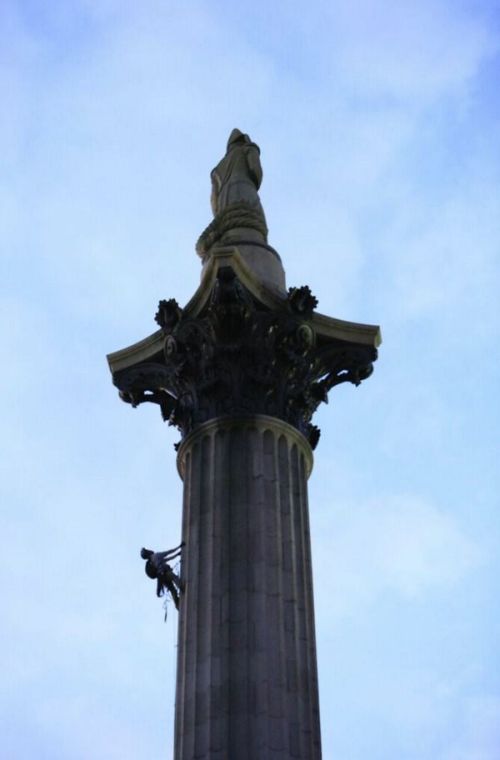 В Лондоне активисты Greenpeace надели респиратор на статую Нельсона (6 фото)