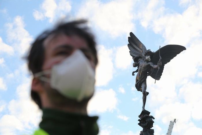 В Лондоне активисты Greenpeace надели респиратор на статую Нельсона (6 фото)