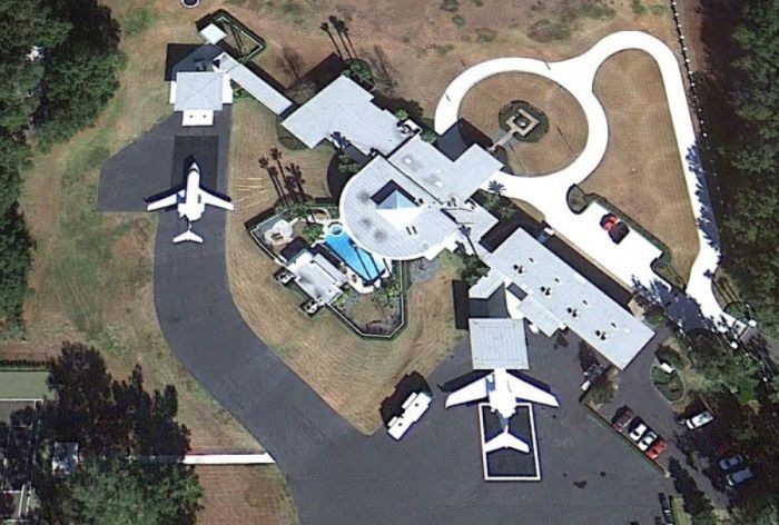 Уникальный дом с самолетами Джона Траволты (13 фото)