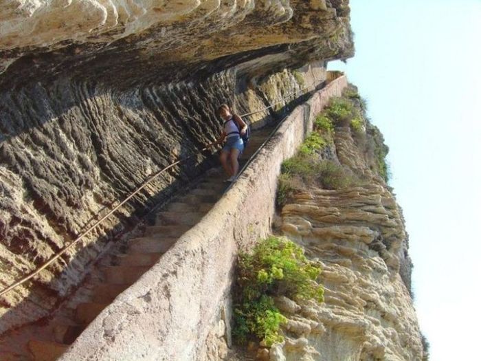 Лестница короля Арагона на Корсике (10 фото)