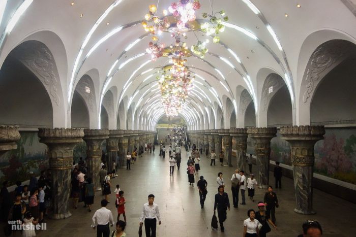 Северная Корея открыла для иностранцев все станции столичного метро (8 фото)