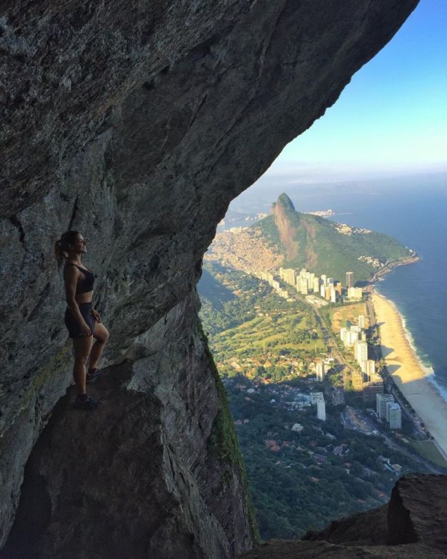 Фото бесстрашных туристов на скале Педра-да-Гавеа в Бразилии (6 фото)