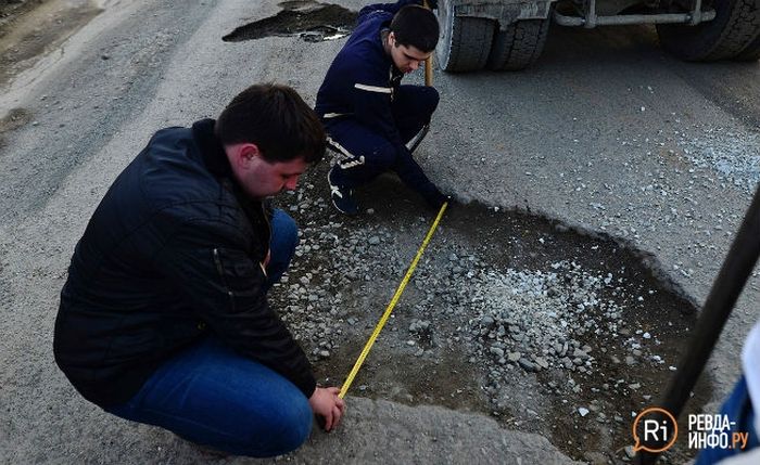 Автомобилисты Свердловской области сами заделали ямы на дорогах (8 фото + видео)