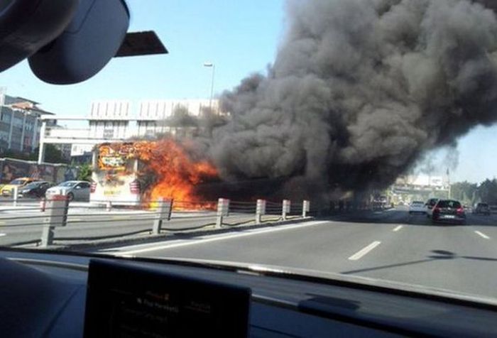 В центре Стамбула сгорел автобус (3 фото + видео)