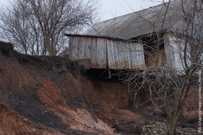 Деревня Докша под Ижевском плавно сползает в реку (11 фото + 2 видео)