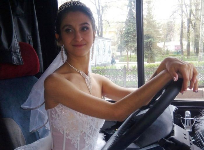 В Воронеже водитель автобуса сыграла свою свадьбу прямо в автобусе (6 фото)