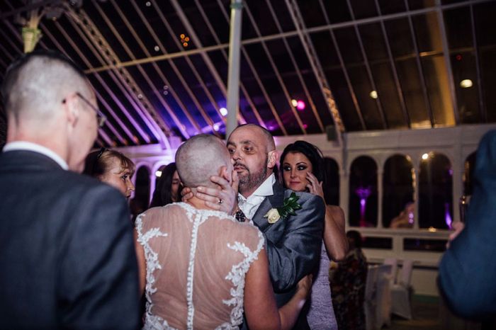 Невеста постриглась наголо, чтобы поддержать неизлечимо больного жениха (11 фото)