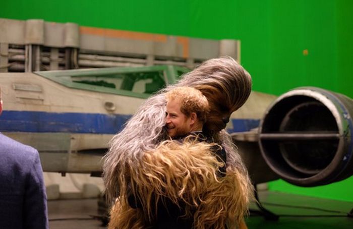 Принцы Уильям и Гарри на съемочной площадке «Звездных войн» (8 фото)