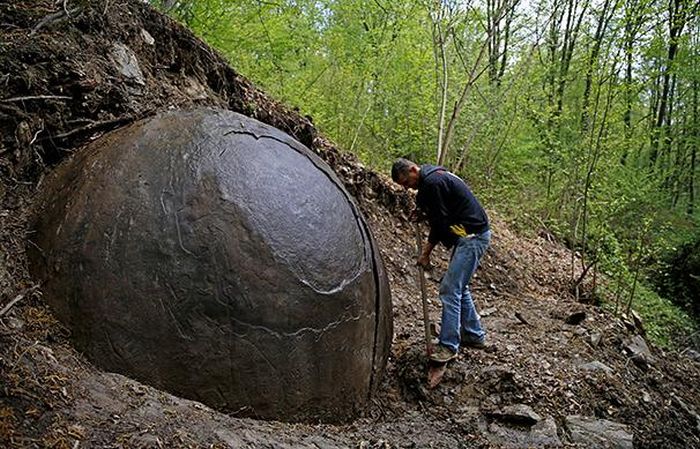 В Боснии нашли неизвестный гигантский шар (6 фото)