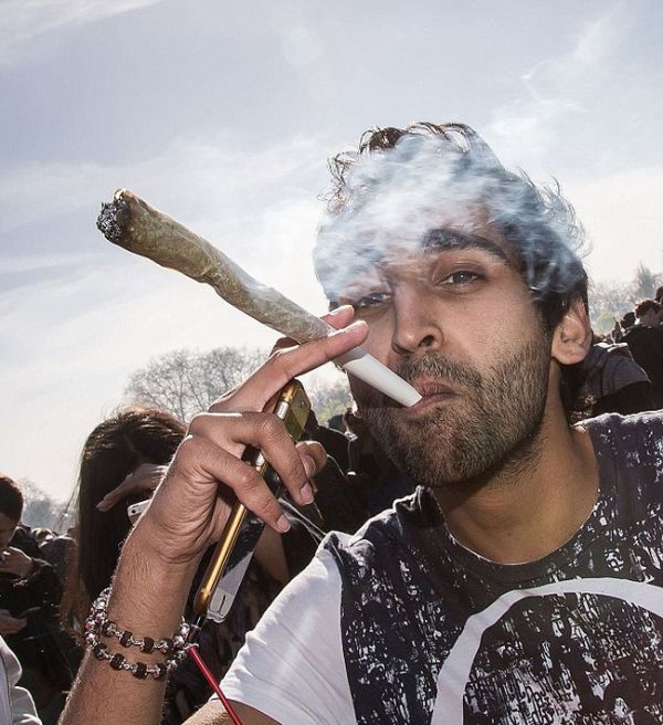Британские любители марихуаны отметили «День марихуаны» (16 фото)