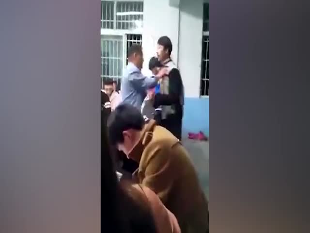Китайские школьники избили учителя