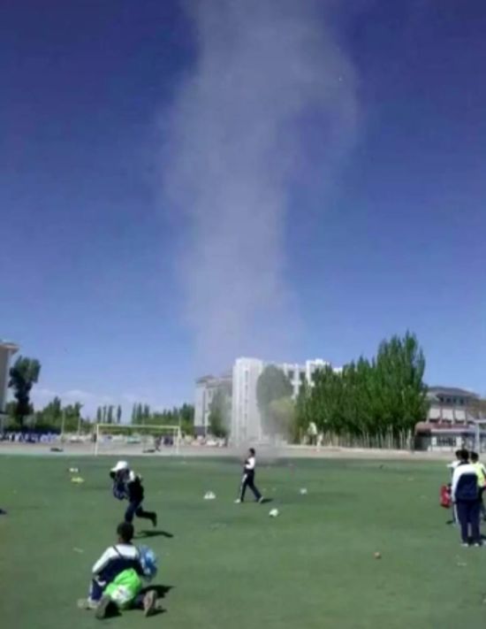 Песчаный смерч на школьном стадионе в Китае (4 фото + видео)