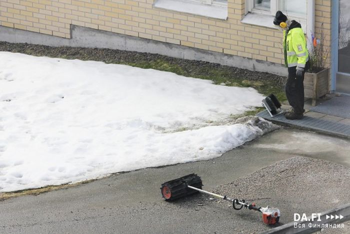 Уборка гранитной крошки на дорогах Финляндии (22 фото)