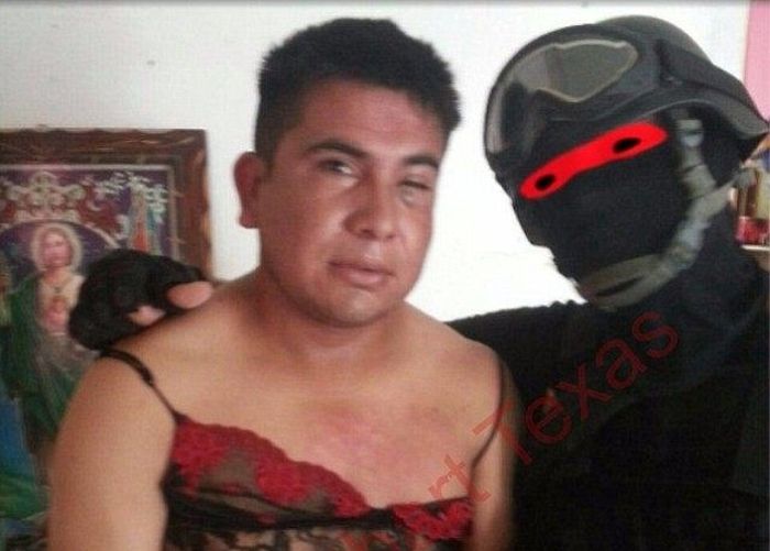 Мексиканский спецназовец переодевает наркоторговцев в женские платья (3 фото)
