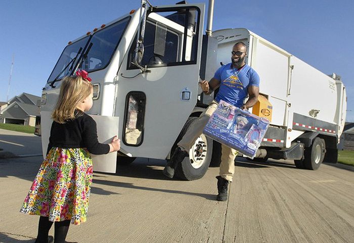 Водитель мусоровоза поздравил добрую девочку с Днем рождения (3 фото)