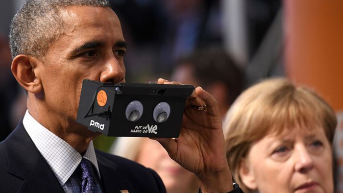 Обама и Меркель примерили очки виртуальной реальности (5 фото)
