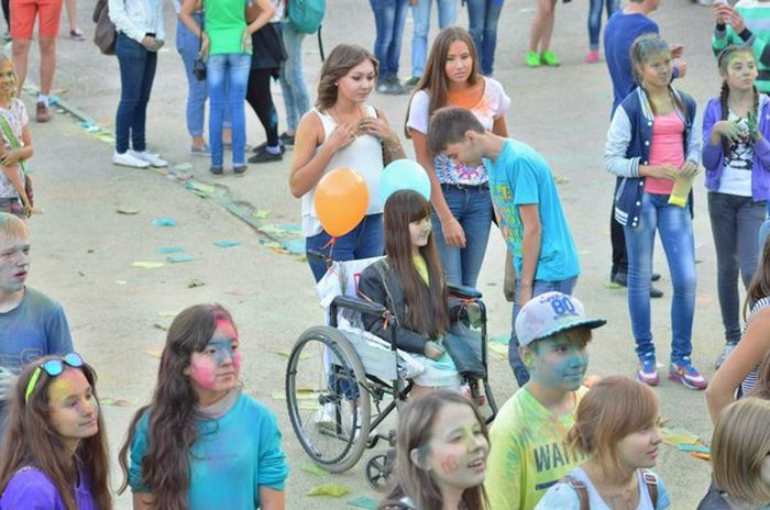 Самый трогательный момент на фестивале красок в Уфе (4 фото)