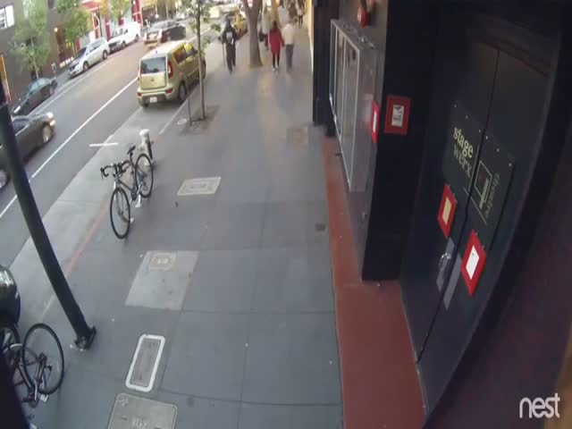Мужчина украл велосипед, срезав стойку