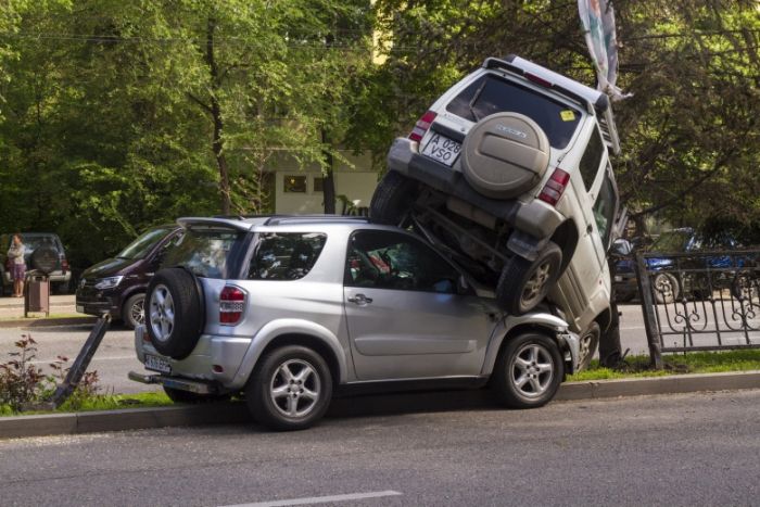 Автоледи не поделили дорогу и устроили серьезную аварию (6 фото + видео)